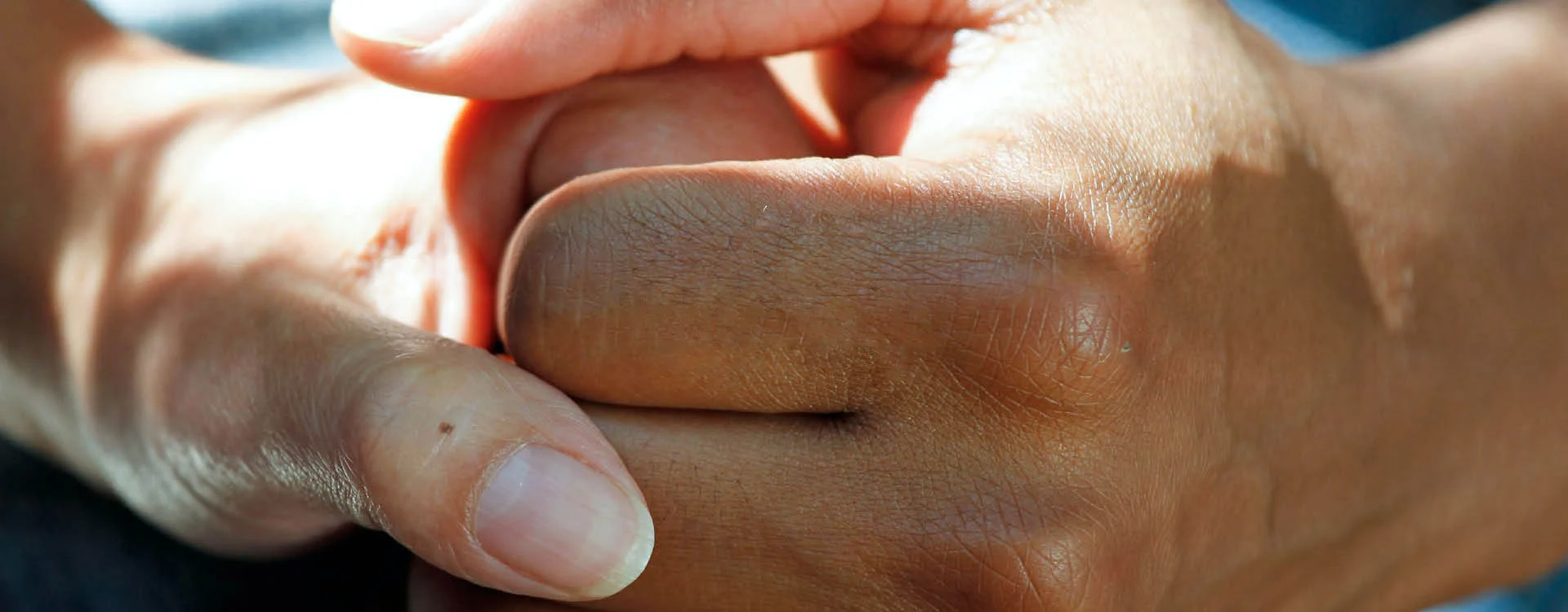 assistenza psicologica mani che si stringono